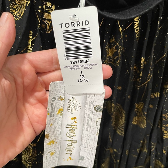 Torrid Black Skirt with Gold Harry Potter Print, size 0 - Picture 4 of 5